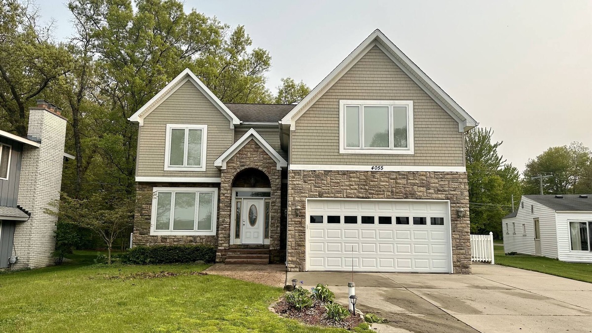 Caseville House | Smack dab in the middle with a small community private beach!