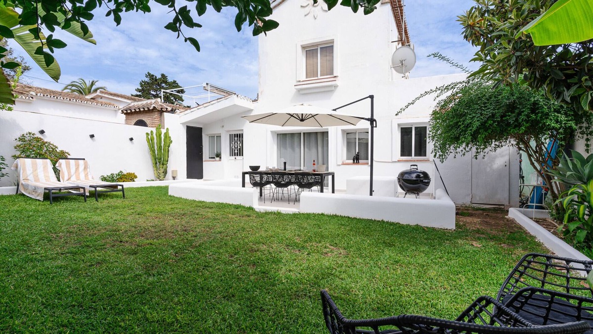 Urbanizacion Costabella Ski Chalet | Small beachside house in Costabella, Marbella