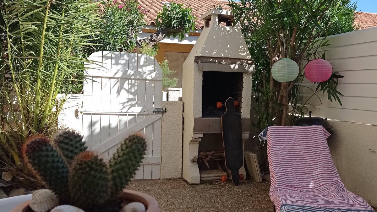 Narbonne-Plage Cabin | Small bungalow with terrace/mezzanine/pool/parking 200 m from the sea.