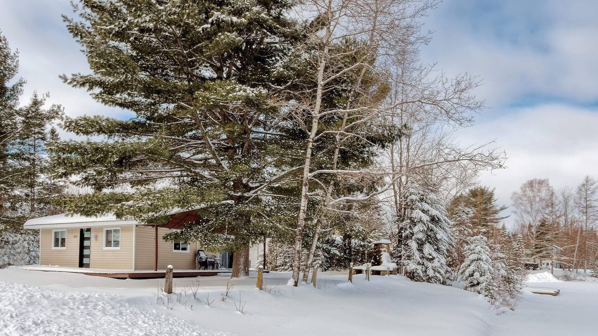 Saint-Raymond Ski Chalet | Small chalet on the water's edge - CITQ # 302512