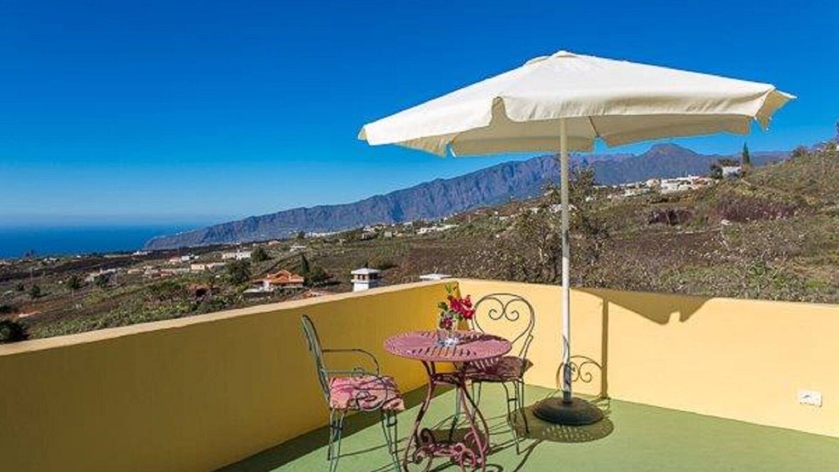 Los Llanos de Aridane House | Small country house with stunning panoramic views from the roof terrace