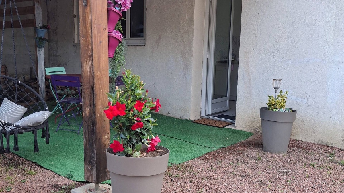 Riorges Apartment | Small country house in town