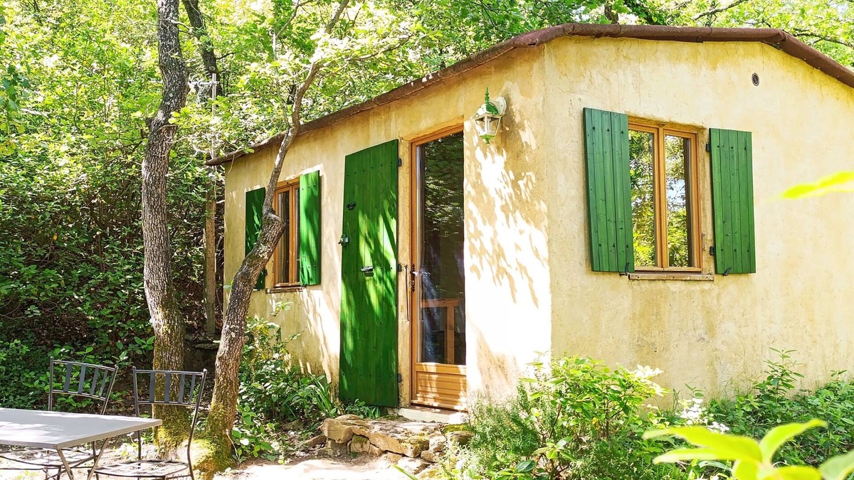 Piolenc House | Small house on shady plot, swimming pool not overlooked, close to the village.
