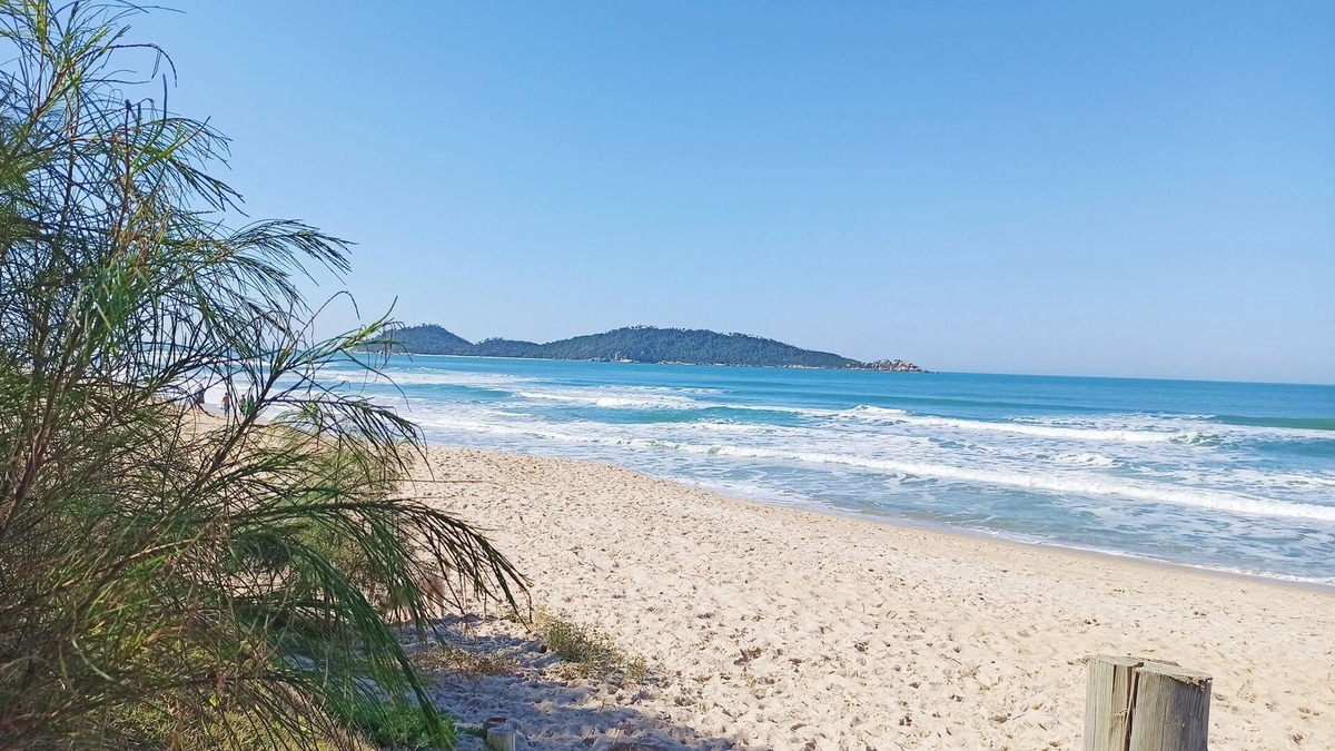Campeche Sul Cabin | Small house on the sand, 70 meters from Campeche beach.