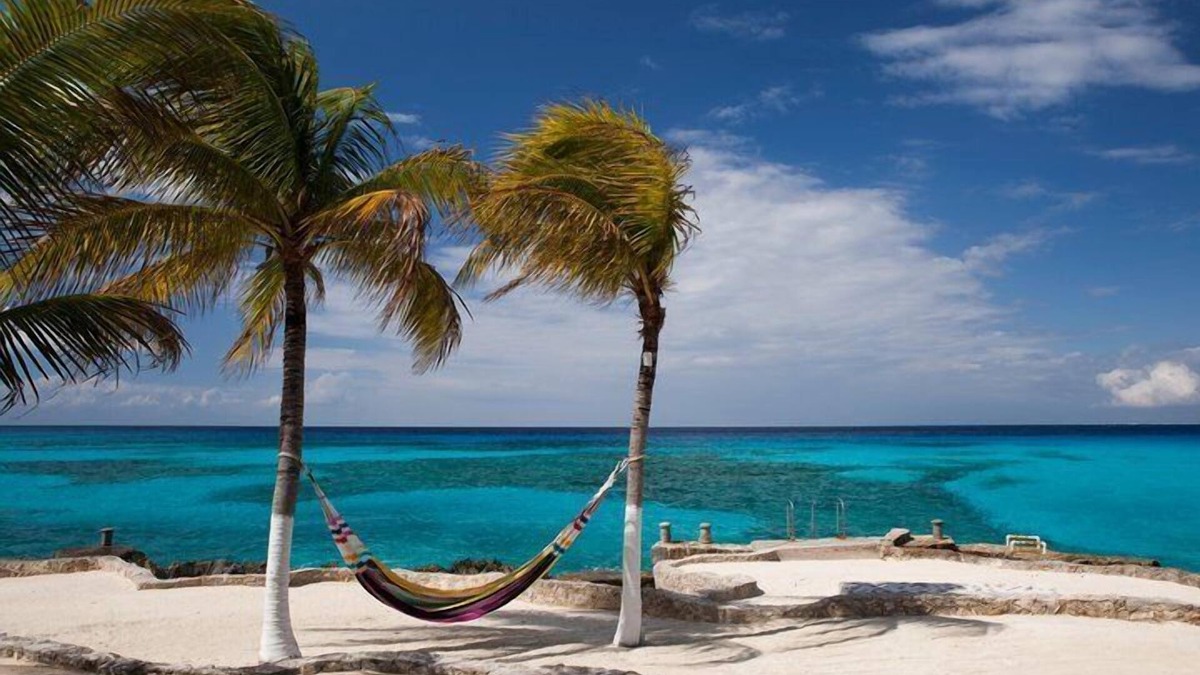 San Miguel Condo | Small is Beautiful. Relax ON the beach, convenient & near the Presidential Villa