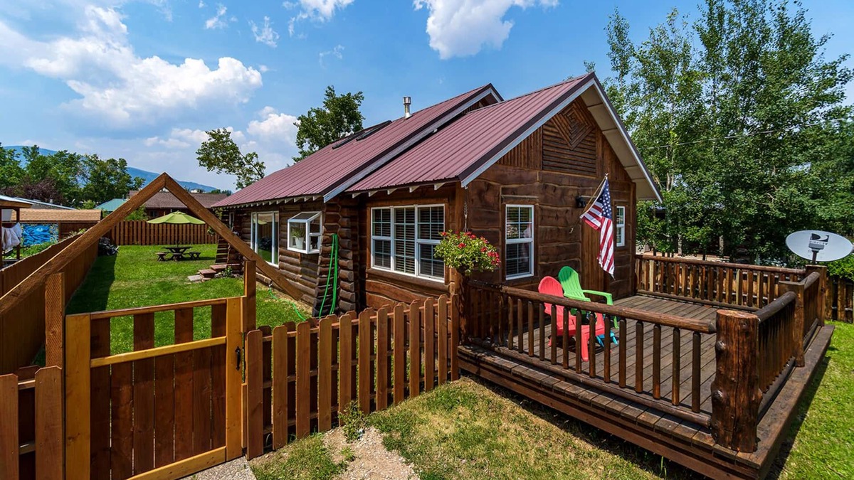 Red Lodge Cabin | Small log home in the heart of Little Italy
