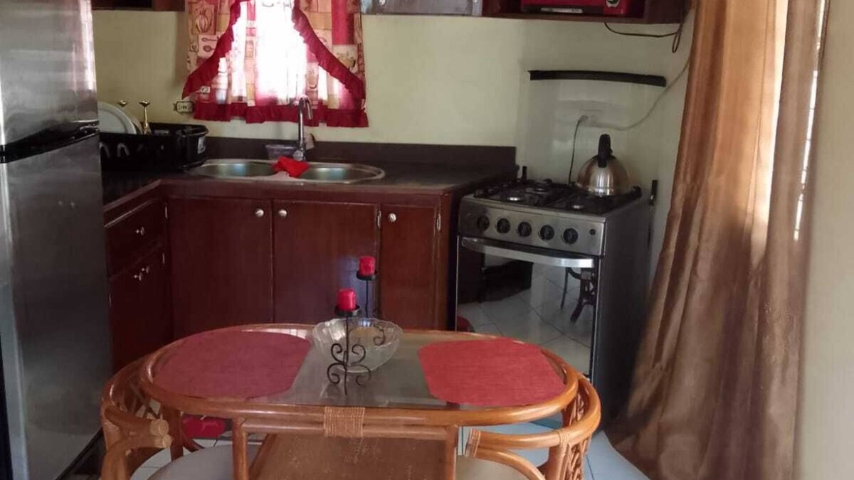 Sandy Hill Apartment | Small neat apartment.5 mins away beach/hiking.