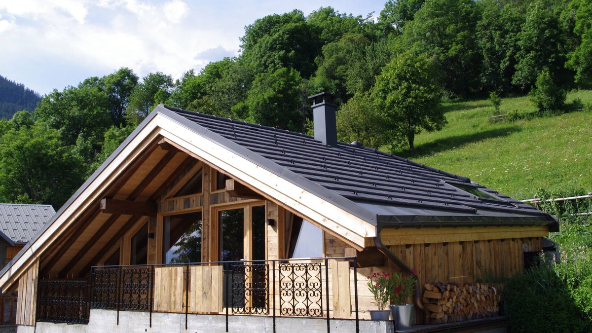 Bozel Apartment | Small old wood chalet