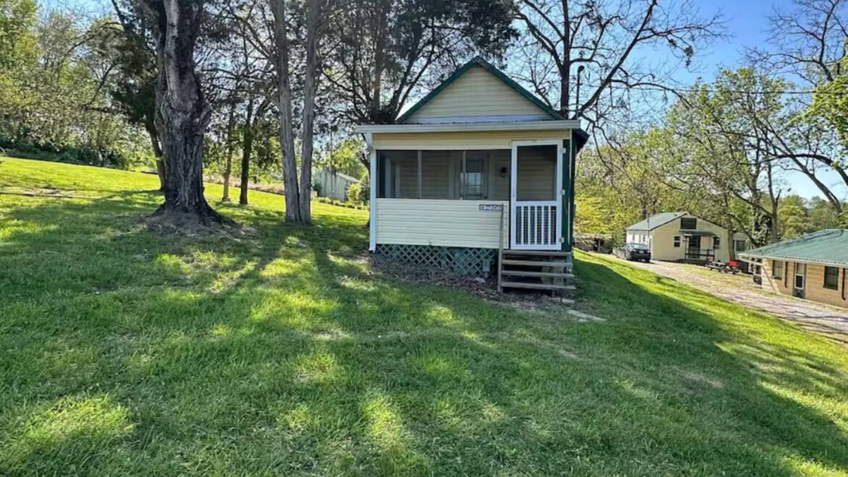 Harrodsburg Cabin | Small Rustic Cabin on Herrington Lake at Royalty's Marina