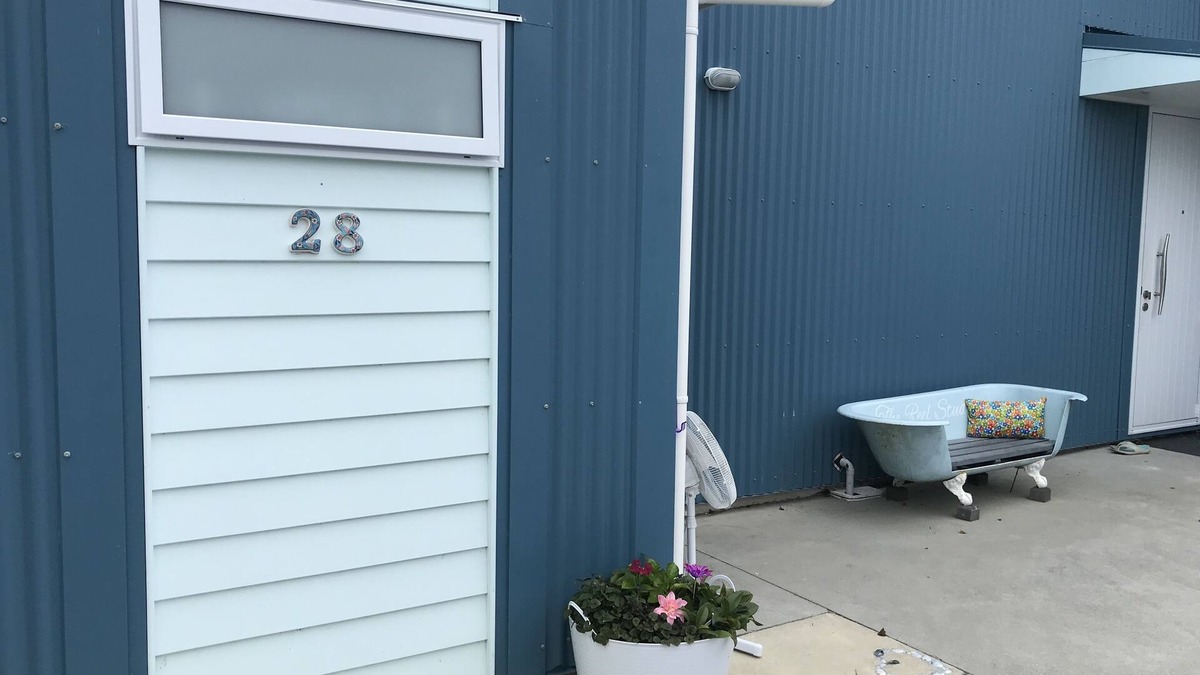 Waihi Beach Apartment | Small self contained studio with private deck, 5 mins walk to beach(vaccinated)