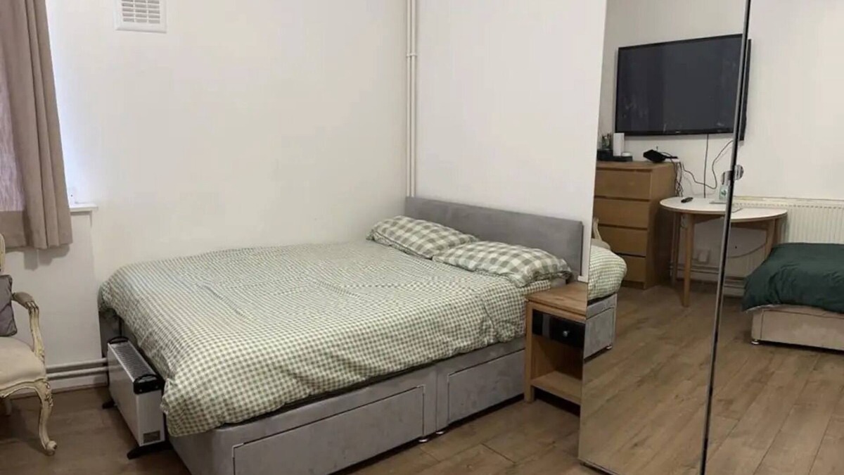 Somers Town Apartment | Small Studio Apartment - Quick Access to all of London
