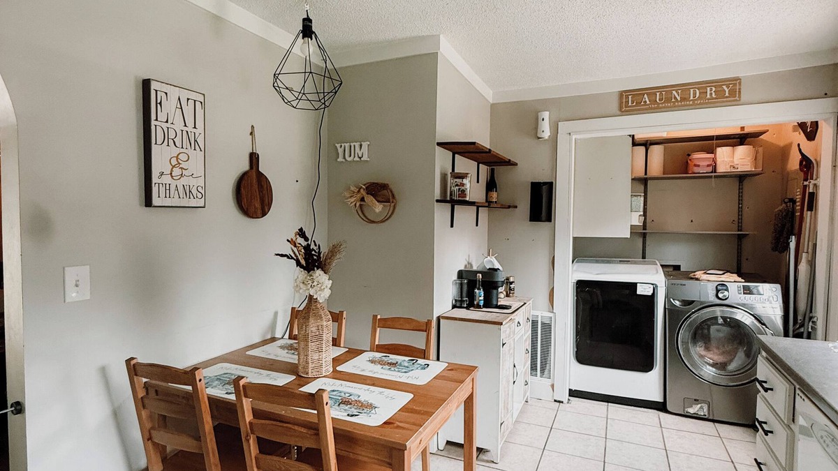 Spring Hill House | Small town stay surrounded by bigger cities.