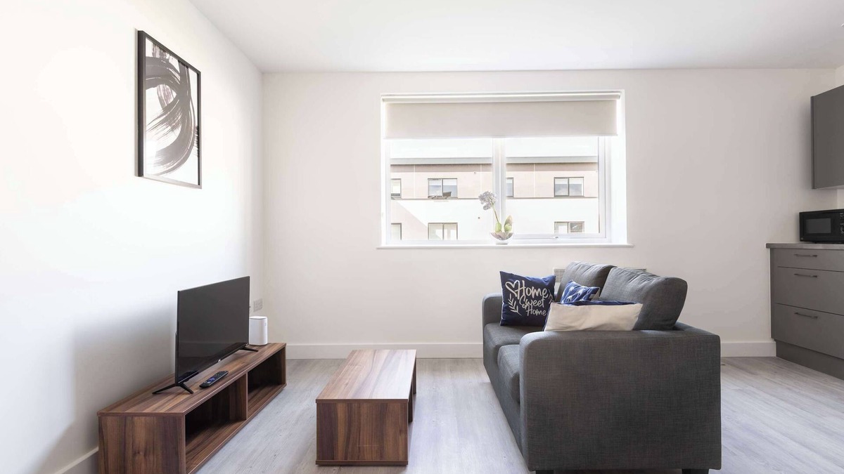 Eastleigh Apartment | Smart 1 Bedroom Apartment in Bradford with Parking