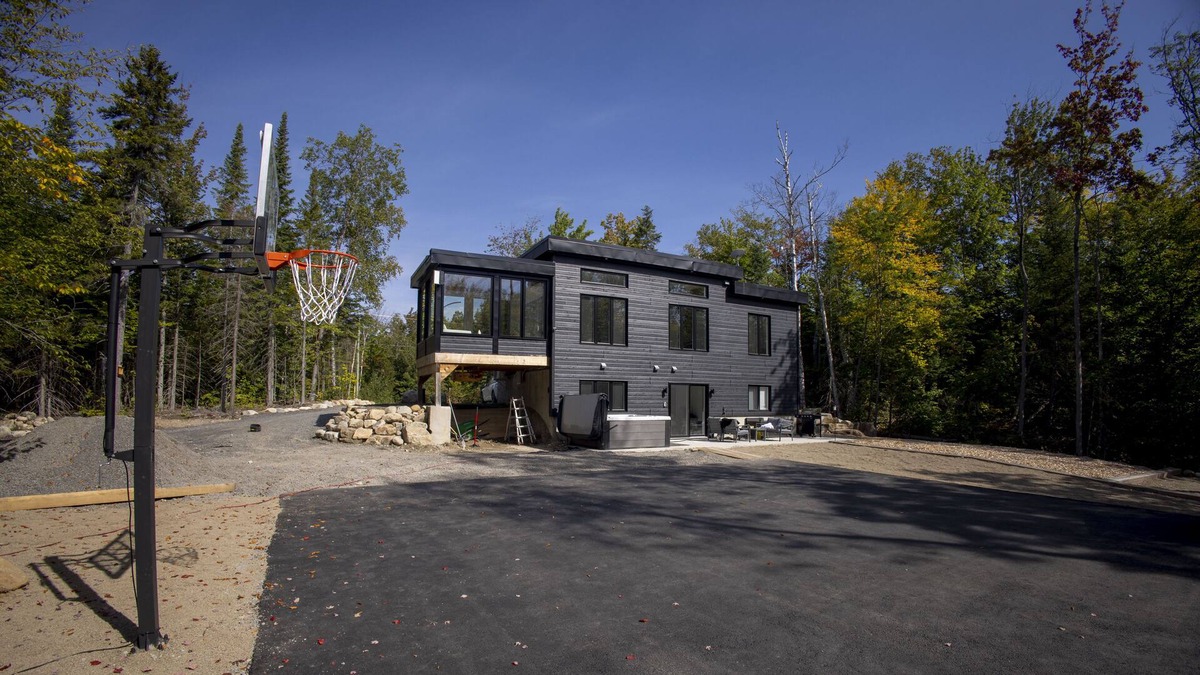 Chertsey Cottage | Smart Cottage with Hot Tub and Basketball Court (haute gamme furniture)