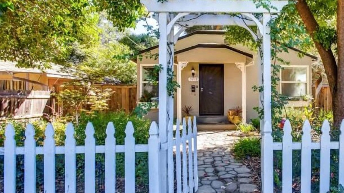 Southeastern Sacramento House | Smart, Eclectic ART HOUSE near the beat.
