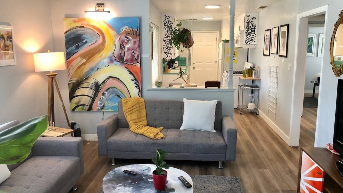 Southeastern Sacramento House | Smart, Eclectic ART HOUSE near UC Davis Med Center