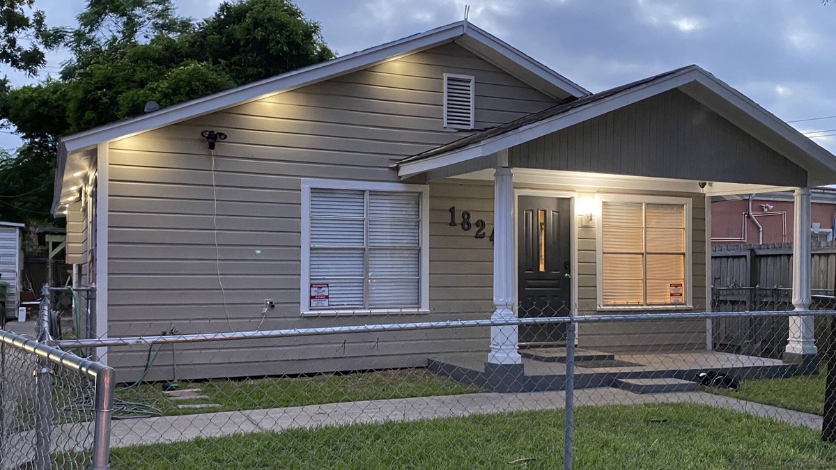 Brownsville House | Smart TVs, WiFi, Cold AC, Seafood Restaurant Next Door