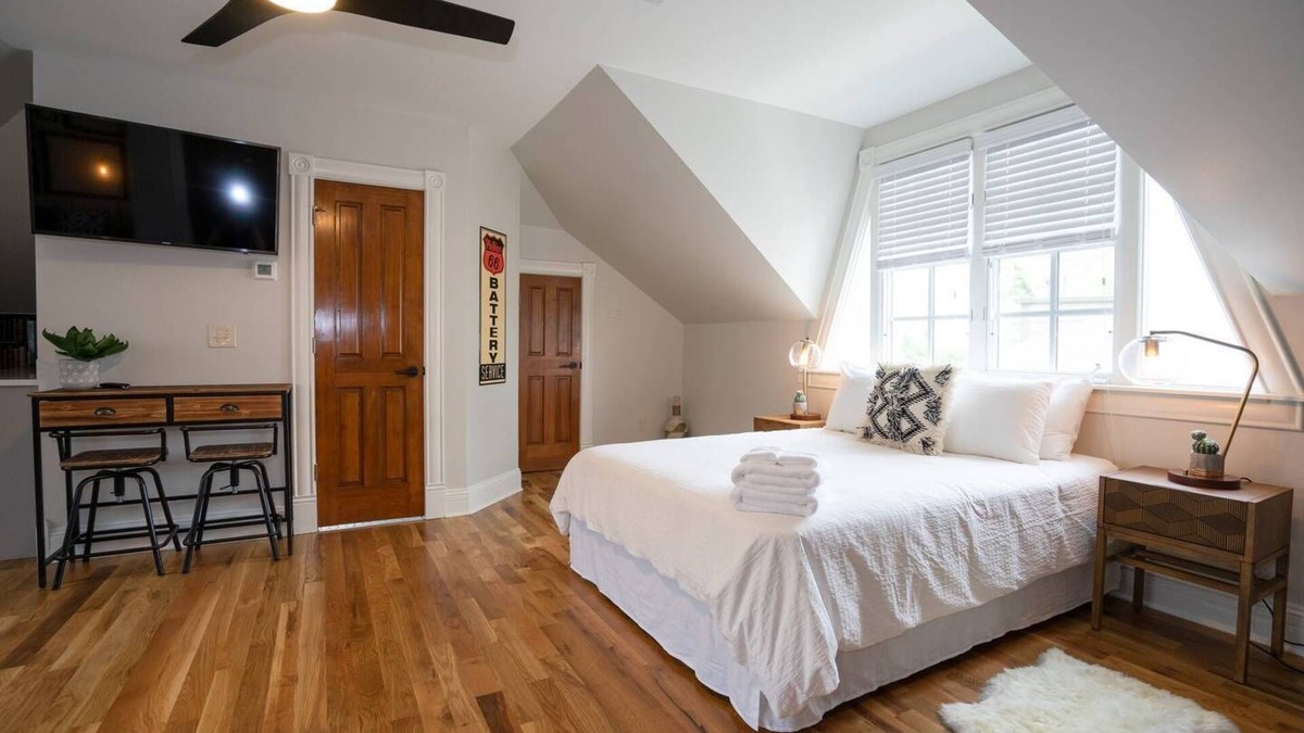Five Points Apartment | Smiths Crescendo Summ