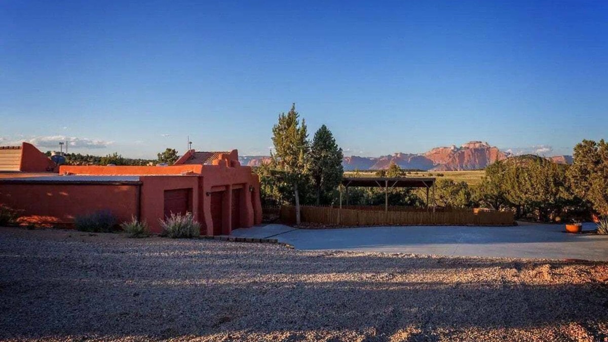 Apple Valley Apartment | Smithsonian Retreat | Enjoy Zion Skyline Views