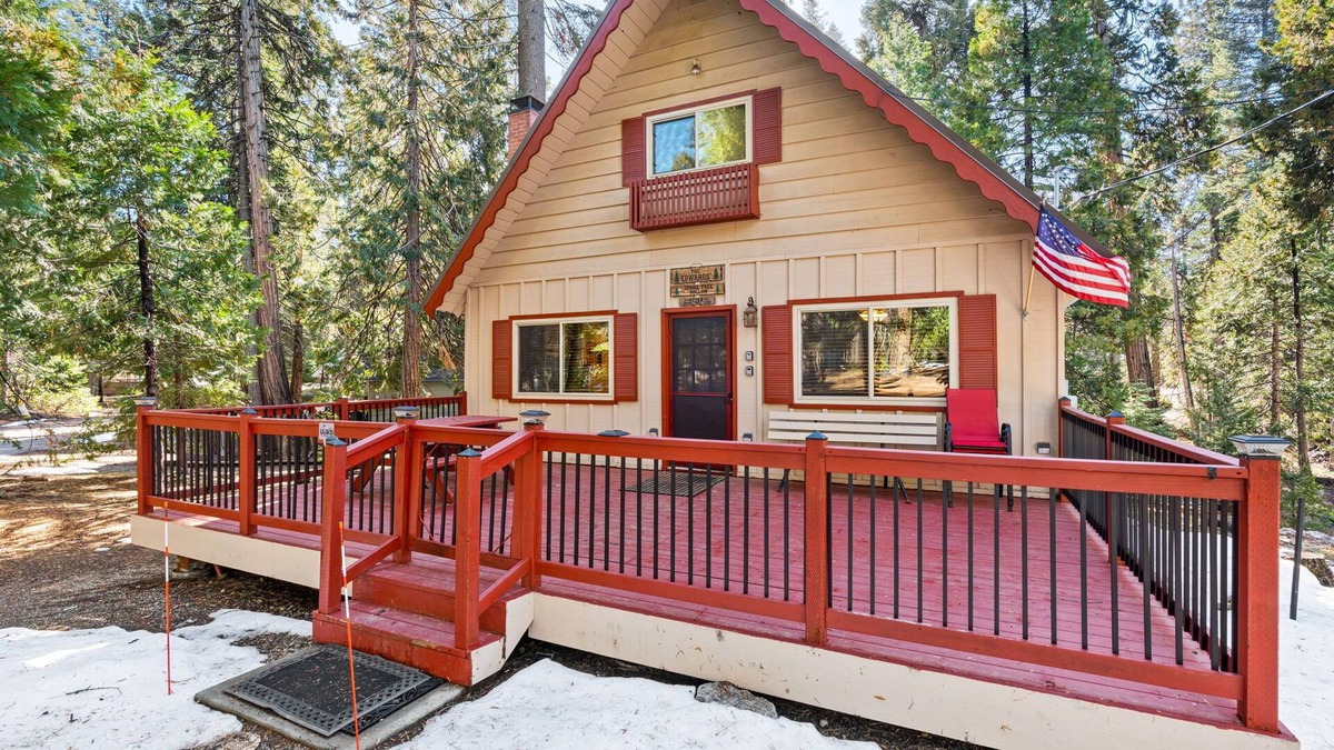 Sierra Cedars Cabin | Smoke Tree Hollow-A/C & newly updated!