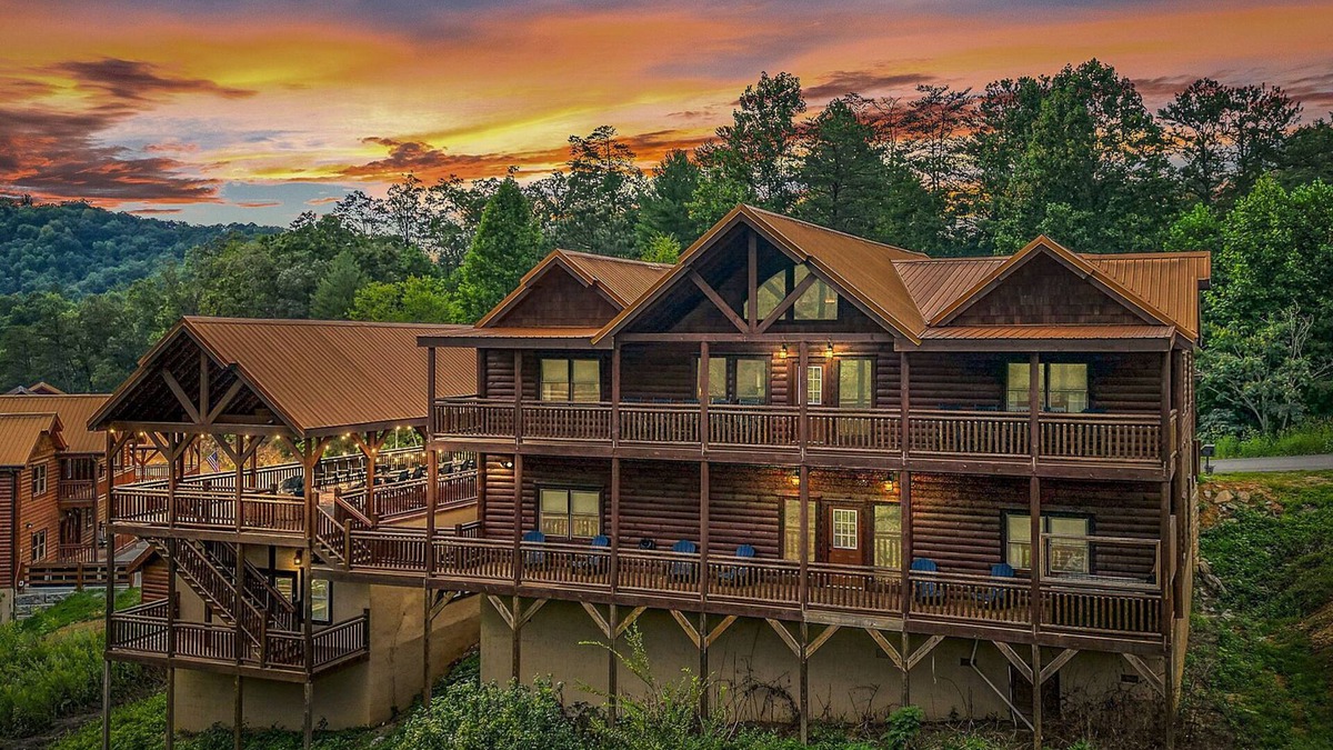 Caton Cabin | Smokey’s Paradise by AvantStay | Sleeps 22 + Pool