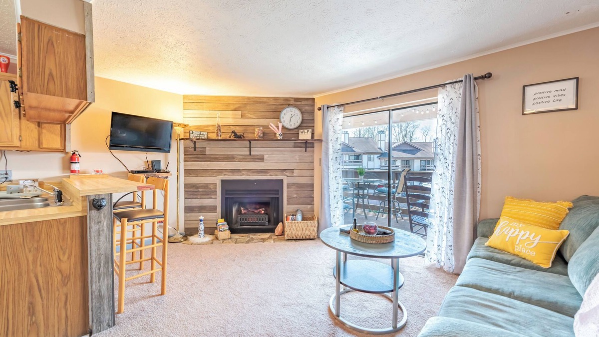 Gatlinburg Condo | Smokies Romantic Retreat, 1BR/1BA, Private Hot Tub, 15min Walk to DT Gatlinburg