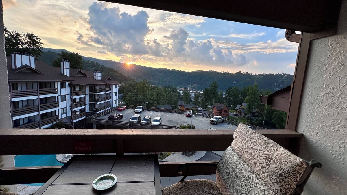 Gatlinburg Condo | Smoky Mtn View Escape 3BR/3BA, Sleeps 8, 10 minutes walk from Downtown