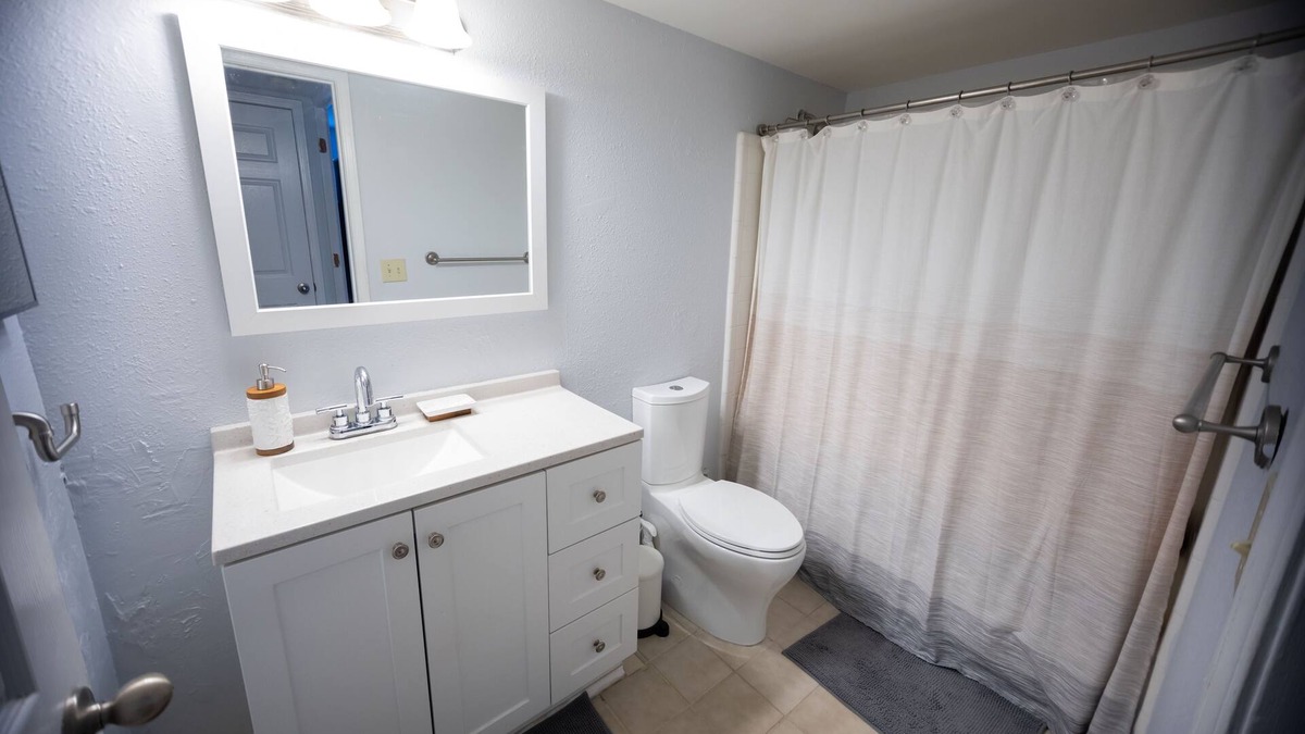 Lindridge-Martin Manor Condo | Smooth 2/2 Condo in Buckhead, centrally located!