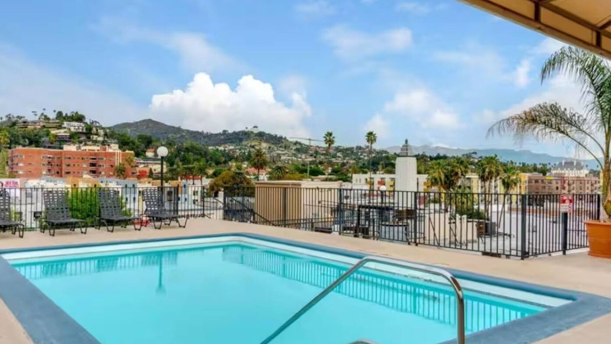 Little Armenia Apartment | Snazzy 2Bd Apt/Rooftop Pool with Stunning view of the City & the Hollywood Sign