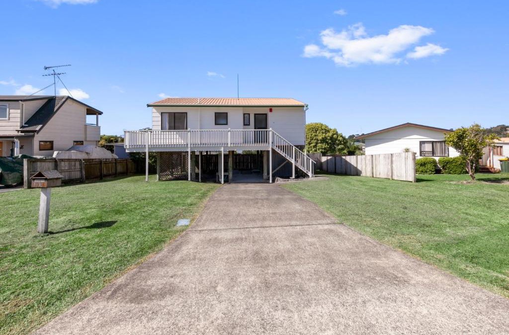 Snells Beach House | Snells Seaside Bach - Snells Beach Holiday Home