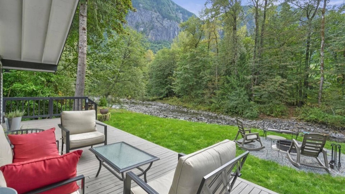 North Bend House | Snoqualmie River Retreat