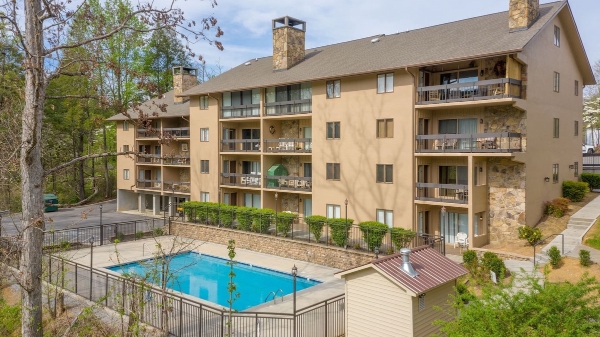 Gatlinburg Condo | SNORING BEAR Condo 2 BED/2 BA VIEWS POOL WALK TO D'TOWN GATLINBURG/ANAKEESTA