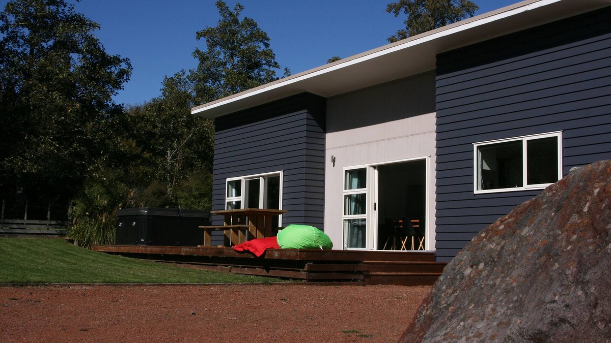 Ohakune House | Snow House: comfortable and spacious in Snowmass with spa pool.
