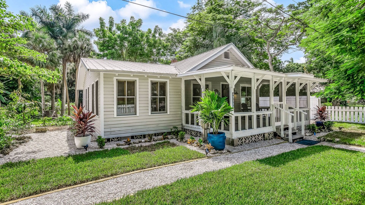 Bonita Springs Cottage | Snowbird-friendly historical cottage with high-speed WiFi & washer/dryer