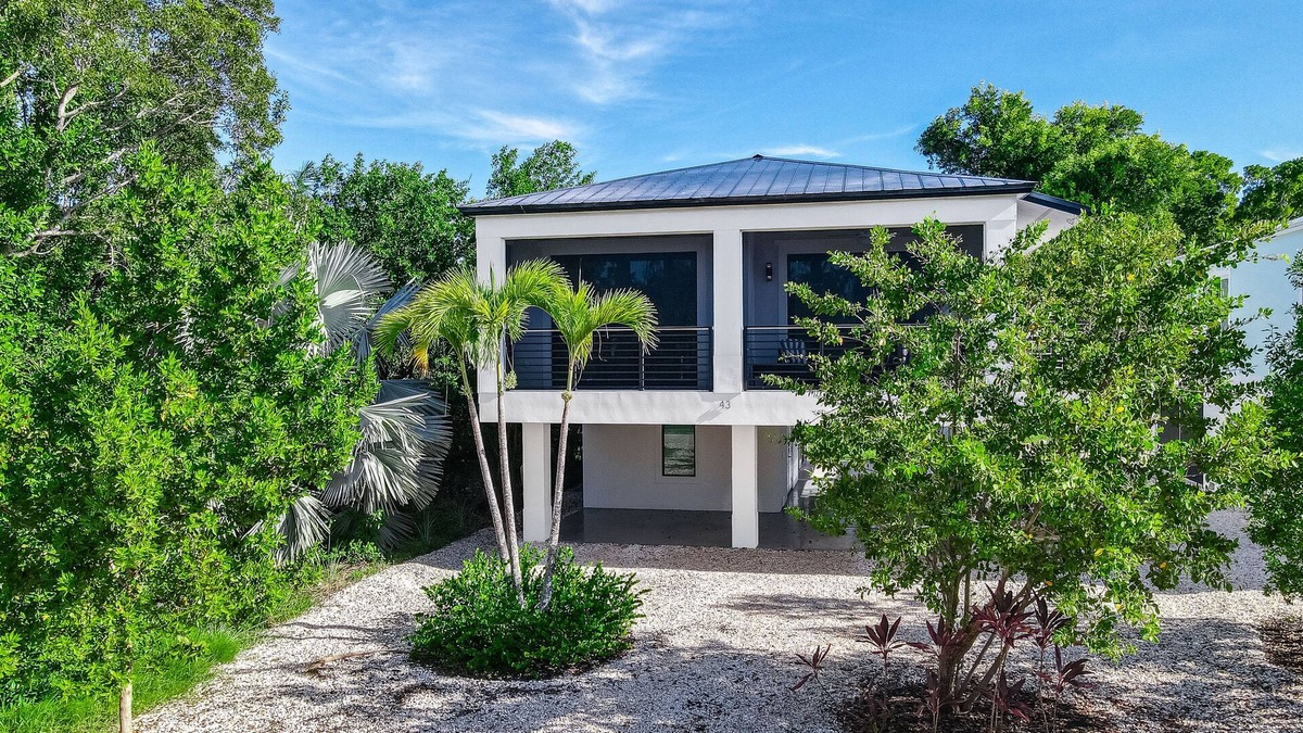 Bowens Addition House | Snowbird-Friendly Home with Central AC, High-Speed WiFi, and Washer/Dryer