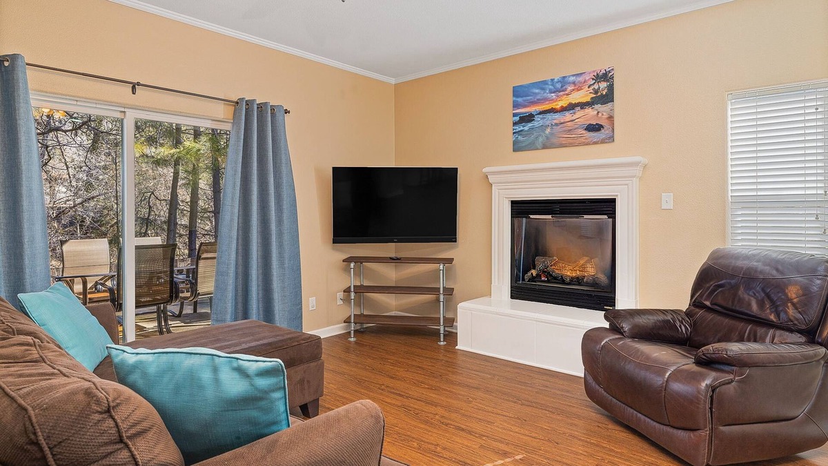 Bass Lake House | Snowbird-friendly retreat hot tub, pool, creek views ,wifi, grill, & fireplace