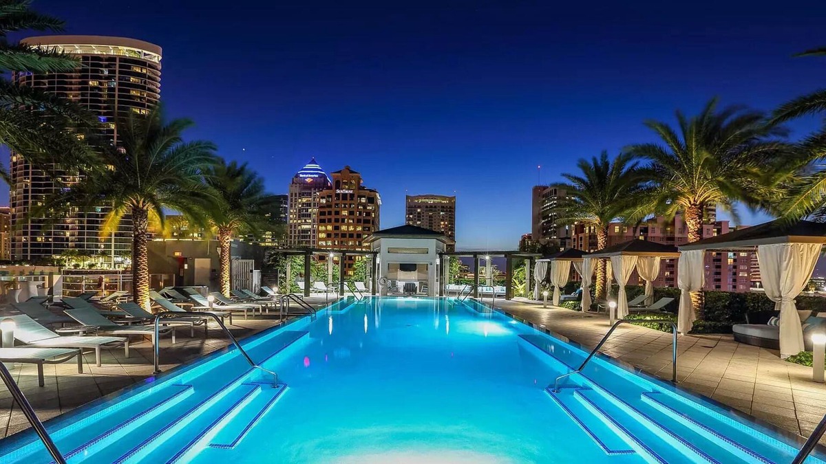 Riverwalk Fort Lauderdale Apartment | Snowbird Haven sunny escape condo~ in Las Olas w/ WIFI, Heated Pool, and Parking