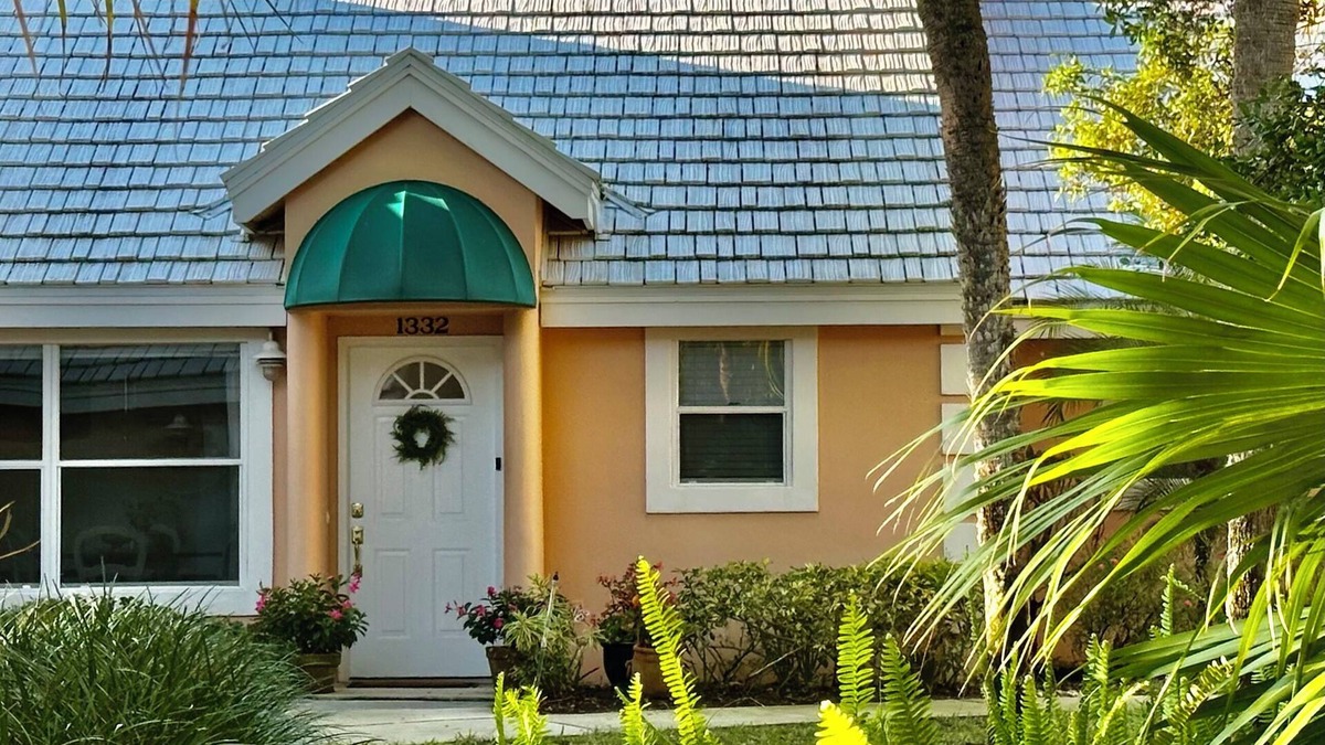 Wabasso Beach Condo | Snowbirds: Vero Beach Charming “Cottage Condo”. Close to beach. nFree Cleaning!