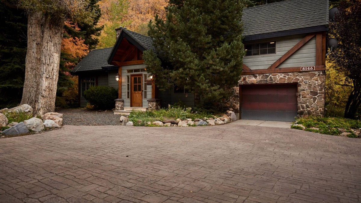 Snowbird Cabin | Snowcapped and sun-splashed In The Canyon Retreat: Cabin Home with Hot Tub