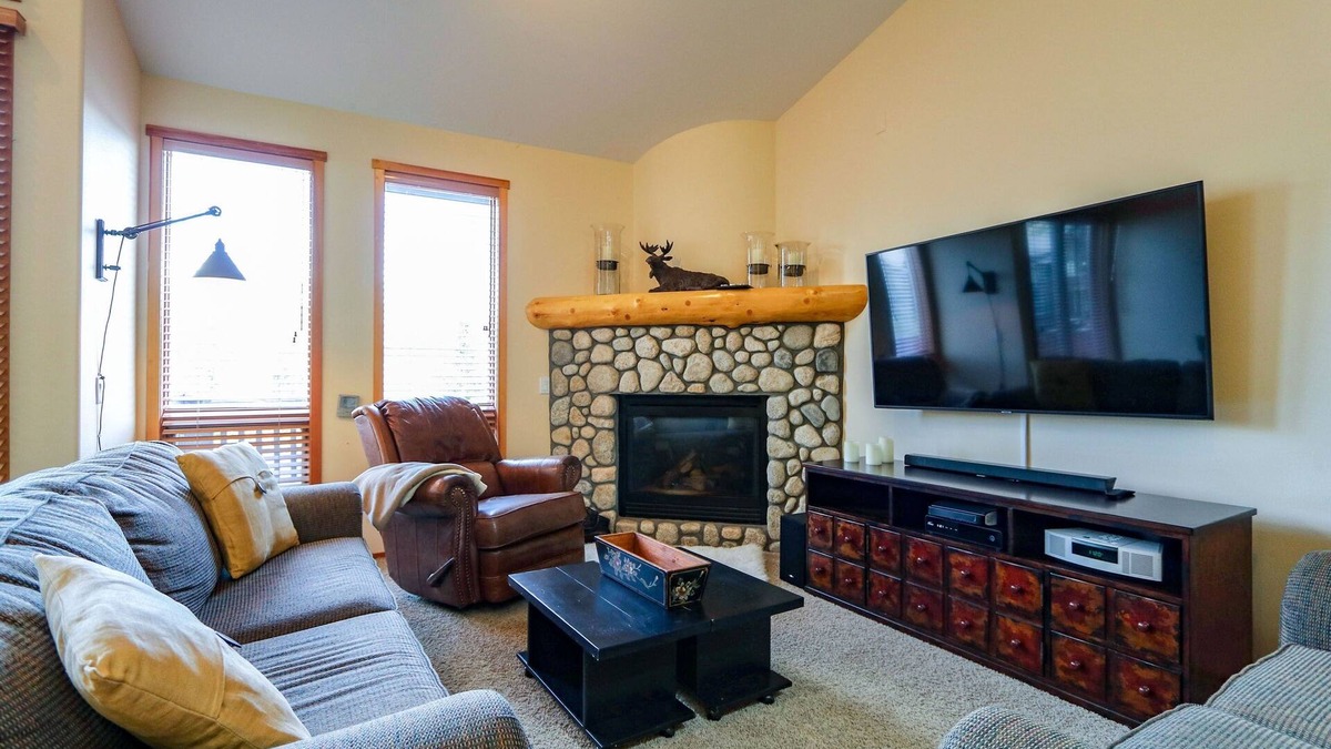 Mammoth Lakes Condo | Snowcreek V 997 Panoramic Mountain Views, Pet-Friendly by RedAwning
