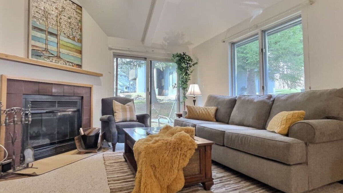 Killington Condo | SnowCub Pets Indoor Pool Hot Tub Sauna, FirePlace