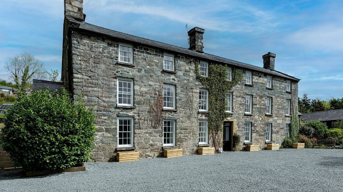 Dolgellau Cottage | SNOWDONIA MANOR, pet friendly, character holiday cottage in Dolgellau