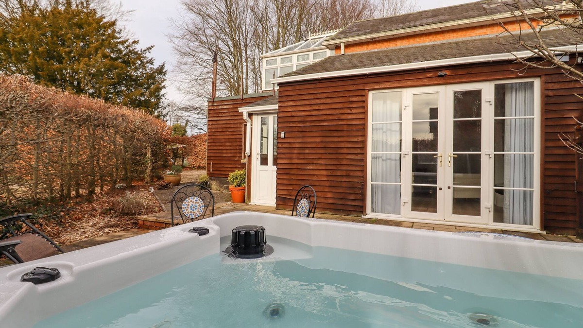 Blandford Saint Mary House | SNOWDROP, romantic, character holiday cottage in Blandford Forum