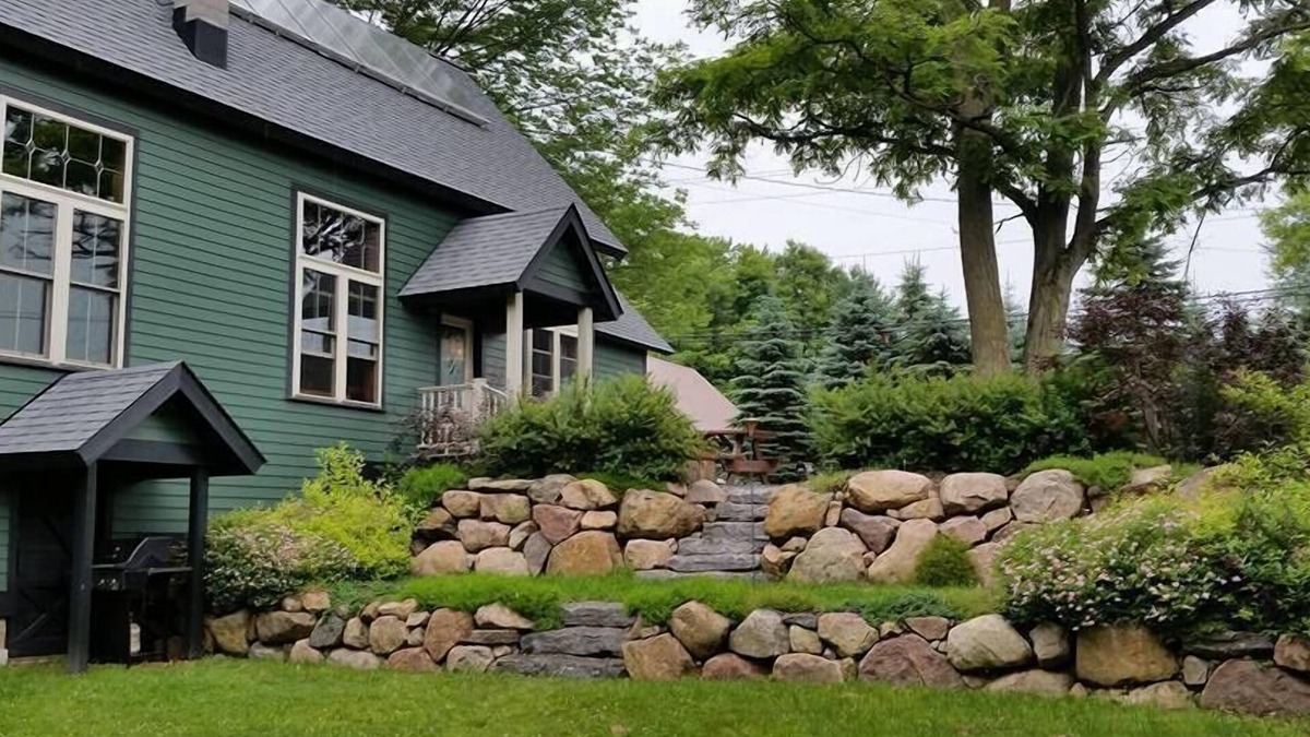 Belfort House | SNOWMOBILERS WELCOME - right on C8 trail, trailer parking available.