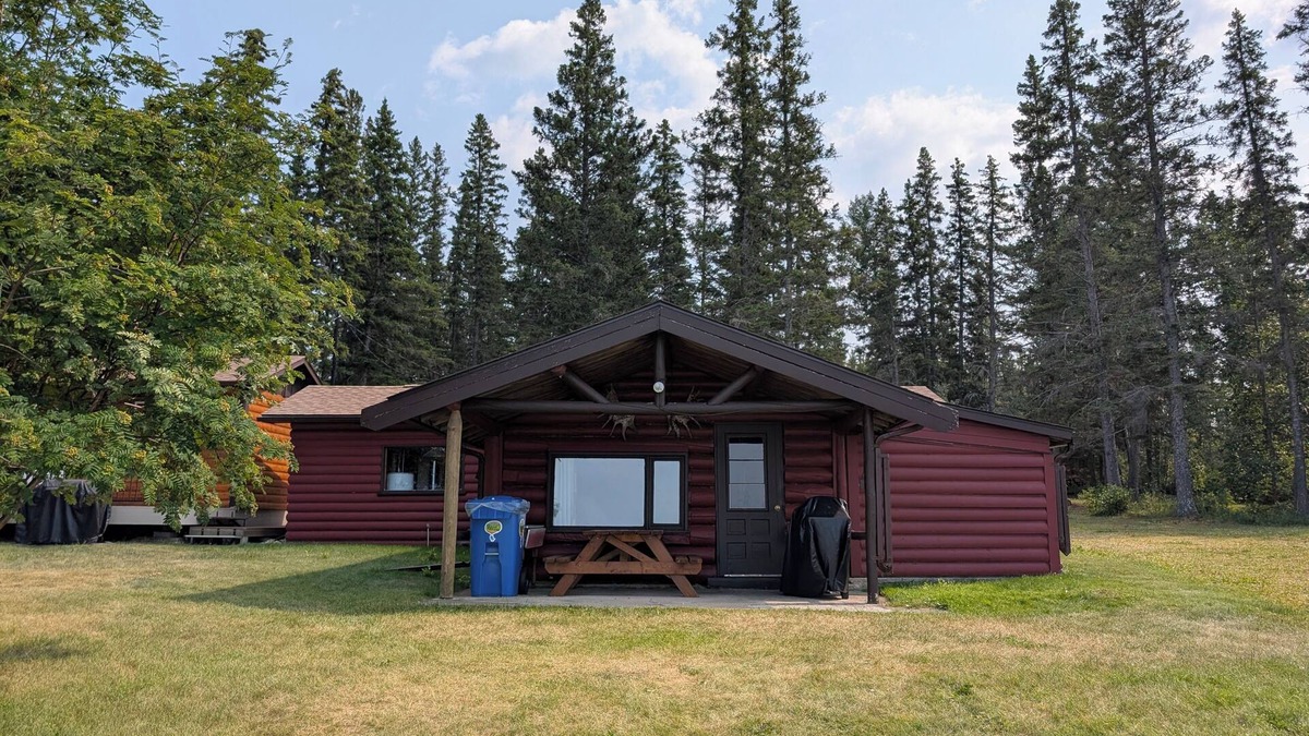 The Pas Cabin | Snowy Owl: A lakefront log cabin at Clearwater Lake for the whole family!