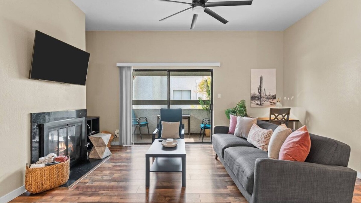South Scottsdale Condo | Snug 2BR Condo w/Pool, Patio, W/D near Old Town