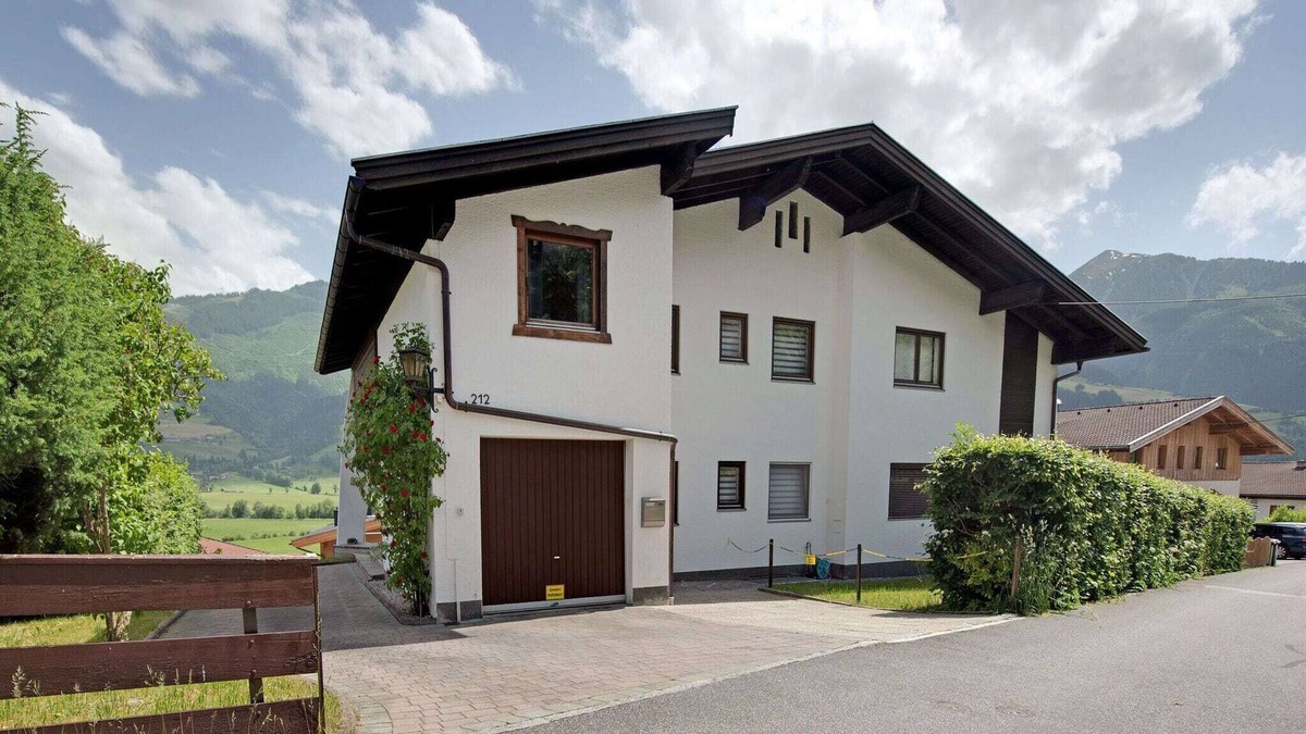 Walchen Apartment | Snug Apartment in Walchen near Niedernsill Swimming Lake