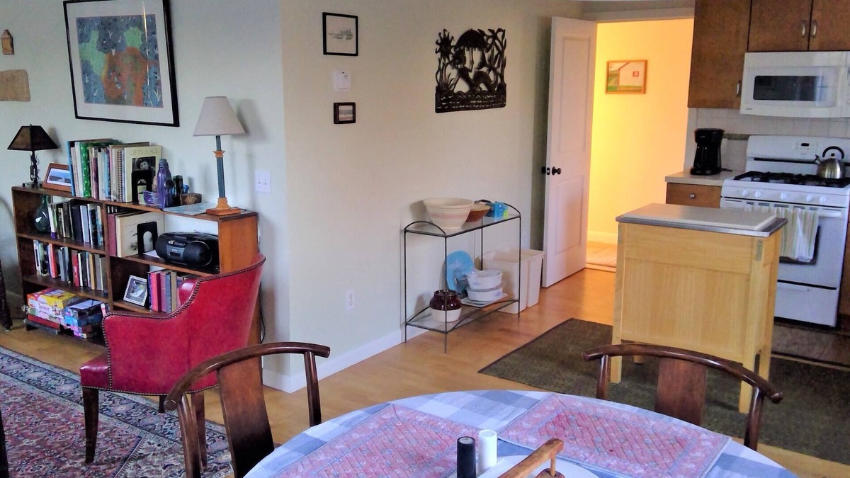 South Kingstown Cottage | Snug, bright, quiet modern cottage-short walk to beaches!