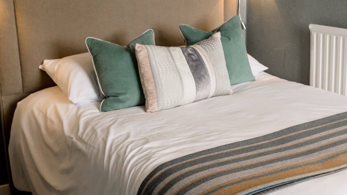 Longford House | Snug, but all in need in a room for one