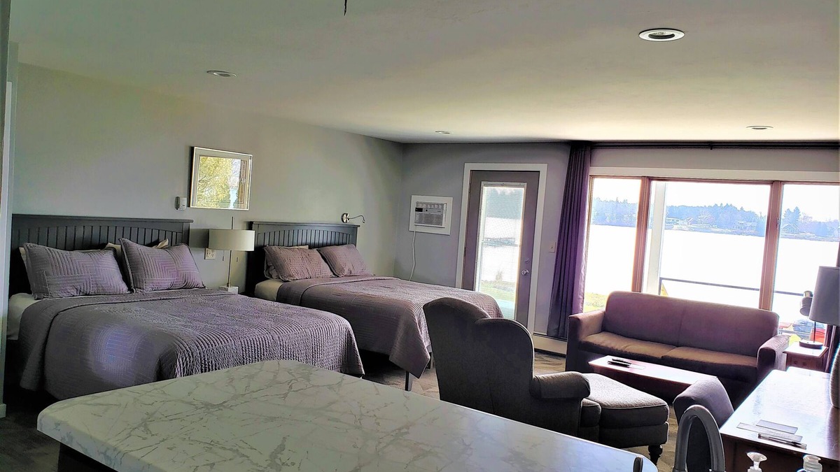 Sturgeon Bay Hotel | Snug Harbor Inn - Deluxe 8 & 9